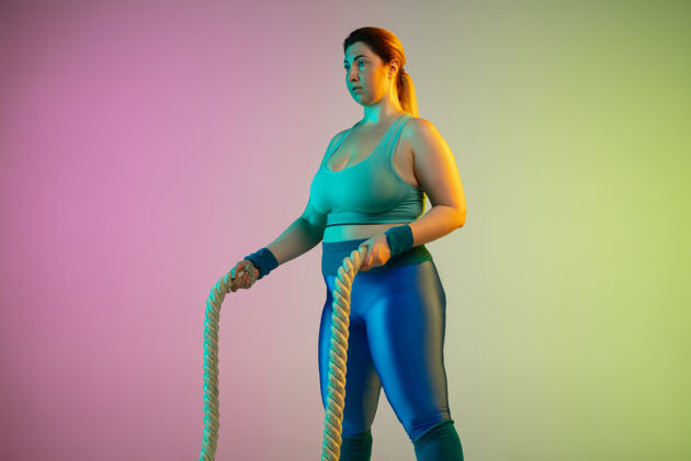 减肥年轻白种人加上大小女模特训练梯度紫绿色墙健康女人年轻