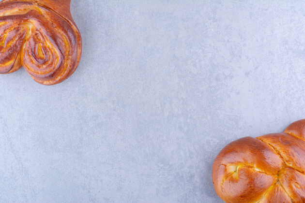 甜点相反排列的甜心面包捆在大理石表面小圆面包小吃烘焙食品