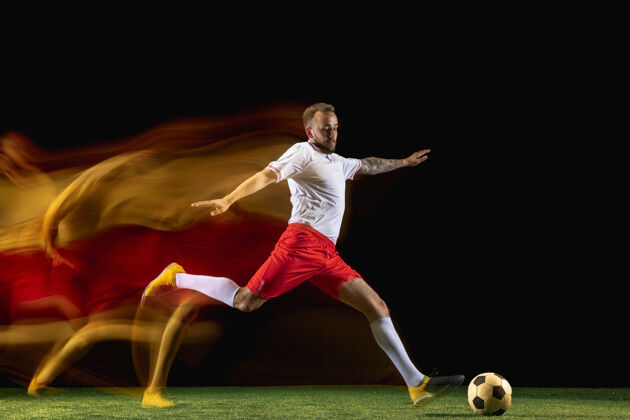 衣服穿着运动服和靴子踢球的年轻白人男子足球或足球运动员比赛靴子冠军