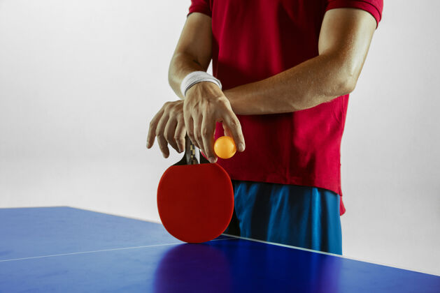 男性打乒乓球的年轻人专业运动兴奋