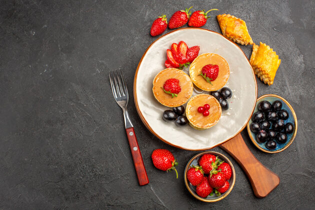 美味俯视图小美味薄饼与水果在黑暗的表面馅饼水果蛋糕水果桌子蛋糕
