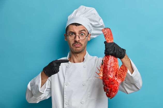 美食家大惑不解的厨师指着大红海鱼 从产品上请教做什么 需要新配方 穿白色制服产品专业红色