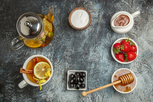 离合器顶视图一杯加蜂蜜和水果的茶 表面清淡甜甜的水果茶设备蜂蜜桌子