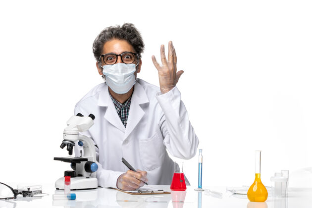 观点正面图中年科学家穿着特制白西装写笔记病毒特殊临床