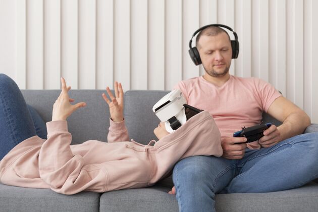 玩家老婆和老公在家玩电子游戏技术数字游戏
