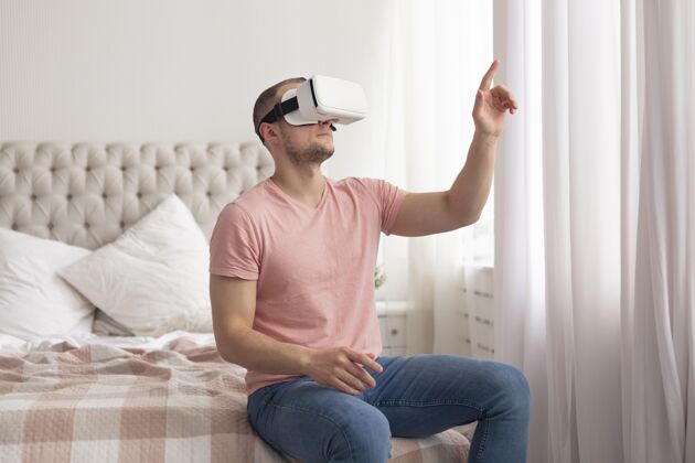 数字戴着虚拟现实护目镜玩电子游戏的男人娱乐控制台游戏