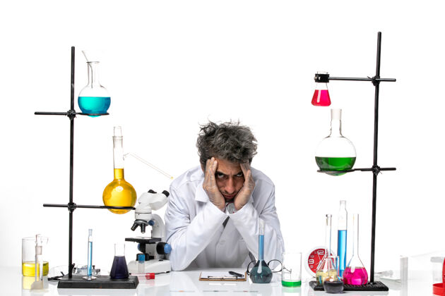 实验室前视图穿着白色医疗服的男科学家感到如此疲惫感觉化学人