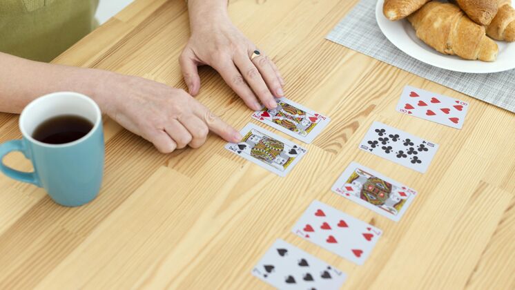 水平用纸牌游戏闭上双手室内在家特写