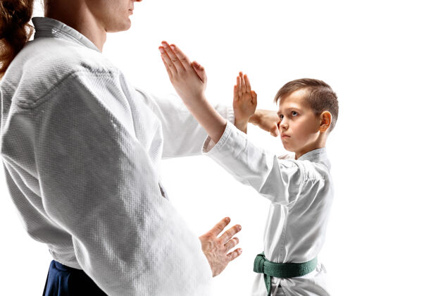 高加索男子和少年男孩在武术学校合气道训练健康的生活方式和运动理念学校室内训练