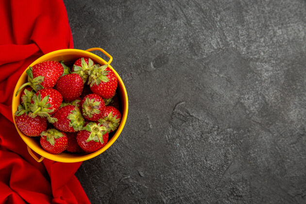 食物顶视图新鲜的红色草莓在一个小篮子里 在一个深色的水果浆果桌上篮子深色多汁