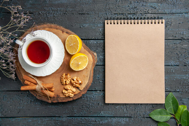 早餐一杯柠檬核桃茶 放在深色的桌子上顶部笔记本棕色