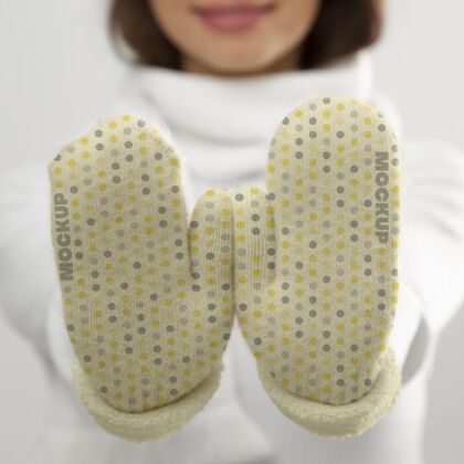 模型特写展示手套的女人特写面料服装