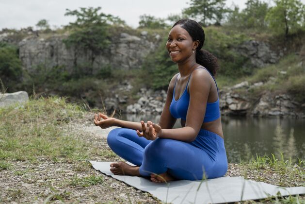 姿势在户外教瑜伽姿势的女人健康放松瑜伽