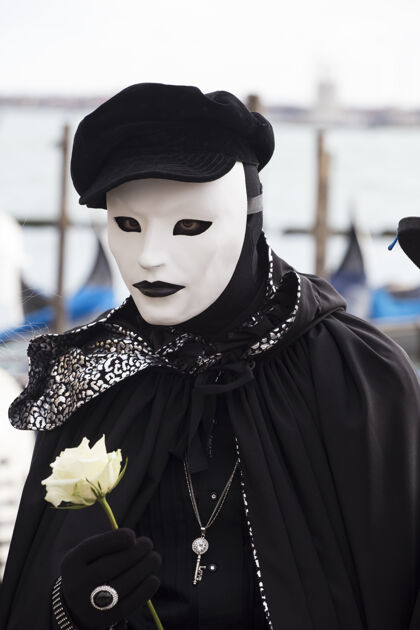 男性在举世闻名的狂欢节期间 一个戴着传统威尼斯面具的男人娱乐人意大利