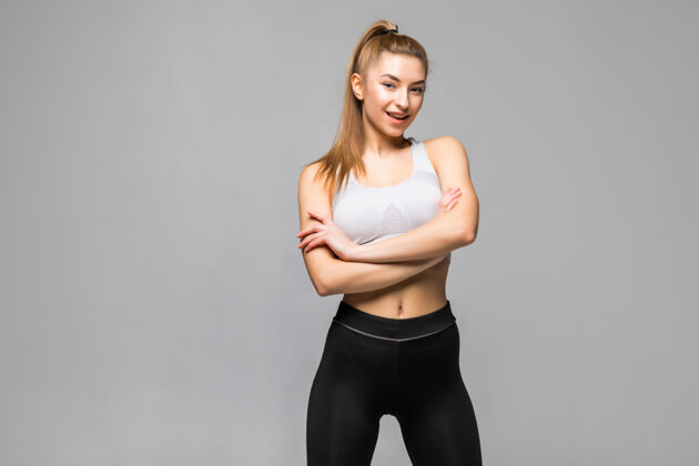 女性快乐微笑的运动女人摆姿势锻炼减肥活动