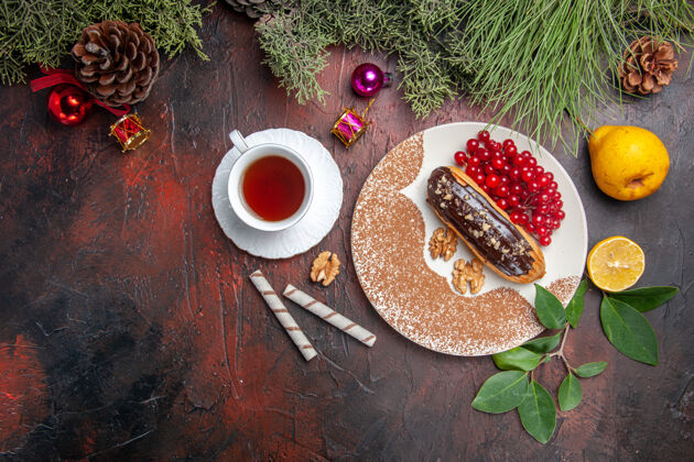 杯子俯瞰美味的巧克力和红色浆果在黑暗的桌子上馅饼蛋糕甜点甜桌子甜点茶