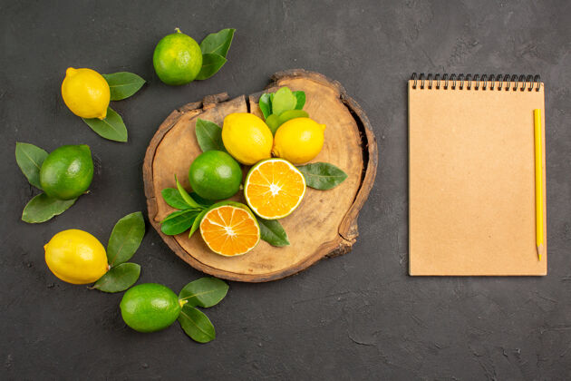 酸橙顶上看新鲜的酸柠檬在黑暗的桌子上水果柑橘酸橙深色健康酸橙