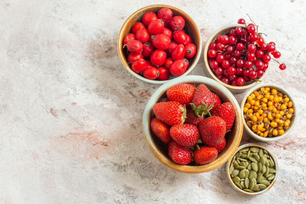 草莓顶视图新鲜的红色草莓和其他水果上的白色水果浆果顶部水果健康