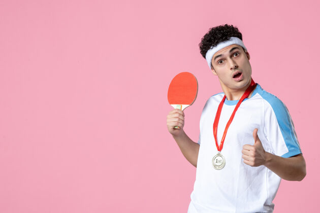 男正面图拿着奖牌的男选手拿着小球拍比赛小乒乓球