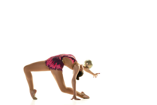 运动年轻柔韧的女孩孤立在白色的背景下十几岁的女模特作为一个艺术体操艺术家练习设备青少年姿势健康