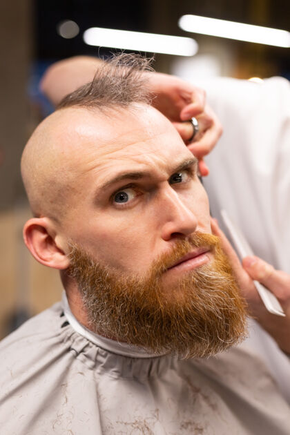 清洁在理发店剪胡子的欧洲野蛮人日常工作帅哥