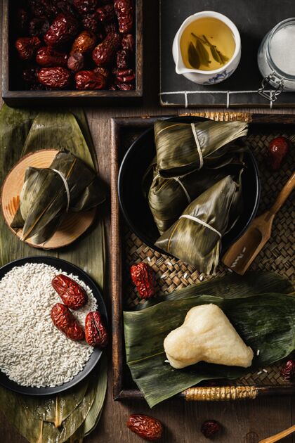 米饭准备香蕉叶粽子的垂直特写镜头健康垂直美食