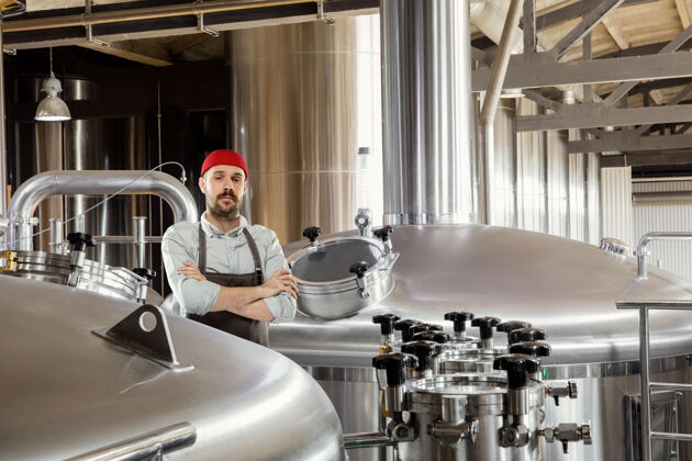 男性专业酿酒师自己动手制作酒精巴伐利亚机器工艺