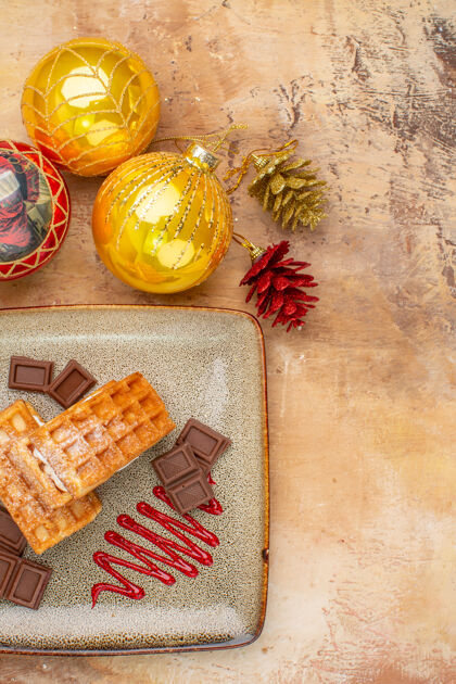 容器顶视图美味的华夫饼与巧克力和新年树玩具在灯光背景年巧克力灯
