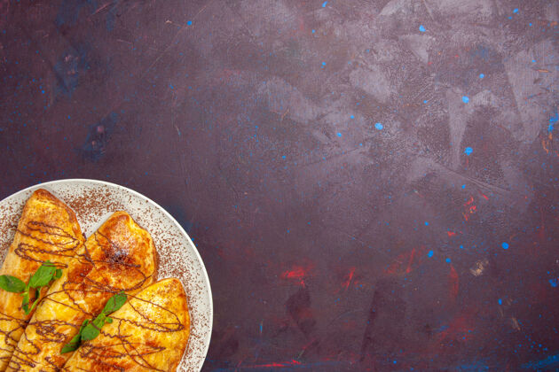 南瓜顶视图美味的糕点与糖衣内板上的黑暗背景糕点烘烤糖饼干甜饼饼干柑橘生的柑橘