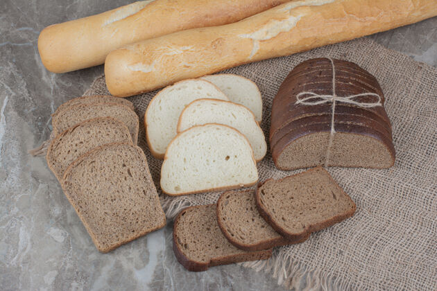 棕色麻布上的面包新鲜食品品种品种繁多美味美味
