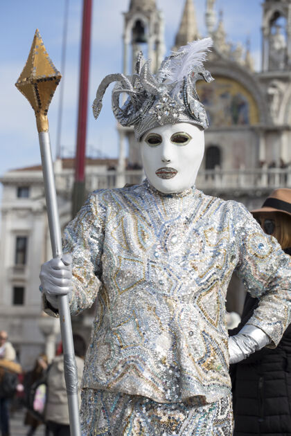 威尼斯人在举世闻名的狂欢节期间 一个戴着传统威尼斯面具的男人面具节日戏剧
