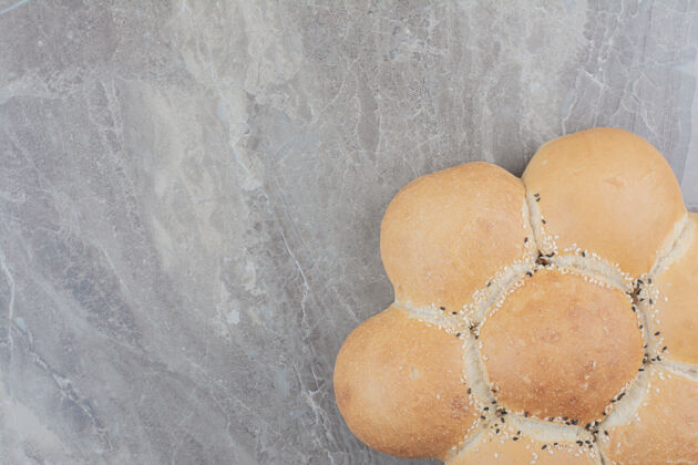 口味大理石表面上的圆形白面包面包面包小麦