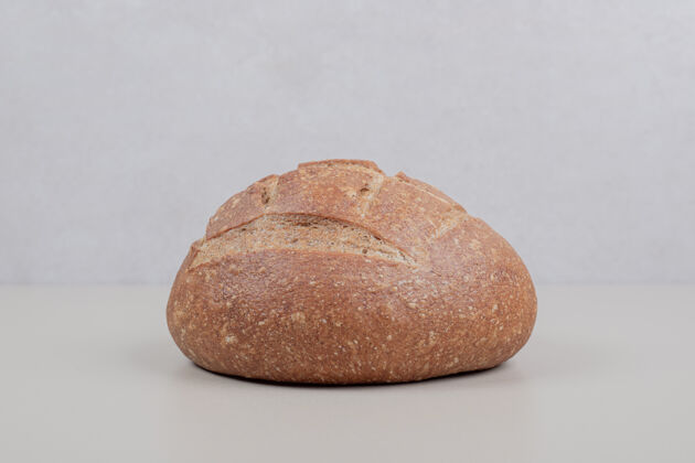 可口美味的面包在白色的表面食品烘焙鲜亮