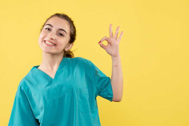 成人正面图黄桌上穿着医用衬衫的女医生制服情感健康护士医院病毒情绪漂亮成功