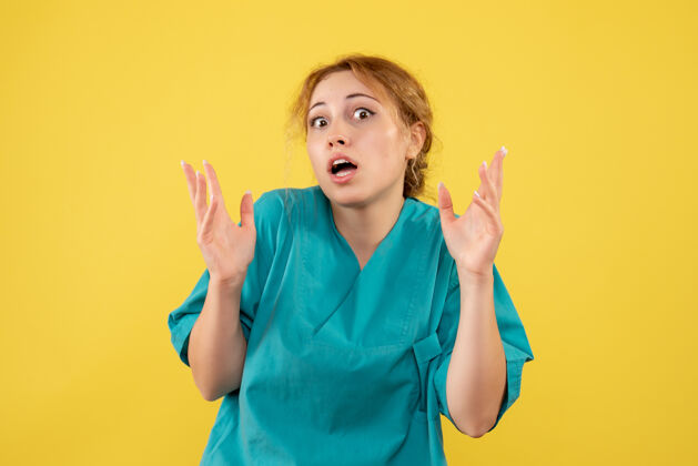 女医生正面图：女医生穿着医疗衬衫 医院卫生员穿着护士的颜色颜色医疗黄色