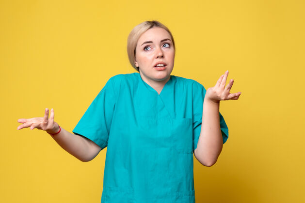 人前视图穿着医疗衬衫的女医生表情混乱 护士医生情绪低落表情情绪医学