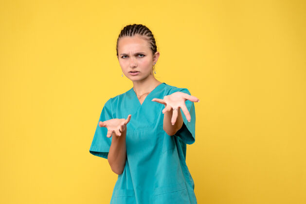 健康正面图女医生穿着医疗衬衫 健康医护人员covid护士颜色感慨女人黄色人