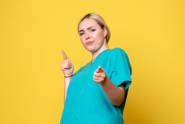 医学前视图身穿医疗衬衫的女医生 ID-19医疗护士情感护士人