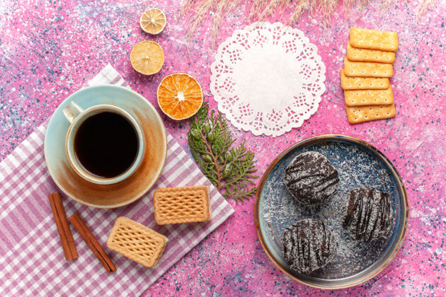 食物俯瞰美味的巧克力蛋糕配上一杯茶和淡粉色的华夫饼饼干杯子桌子
