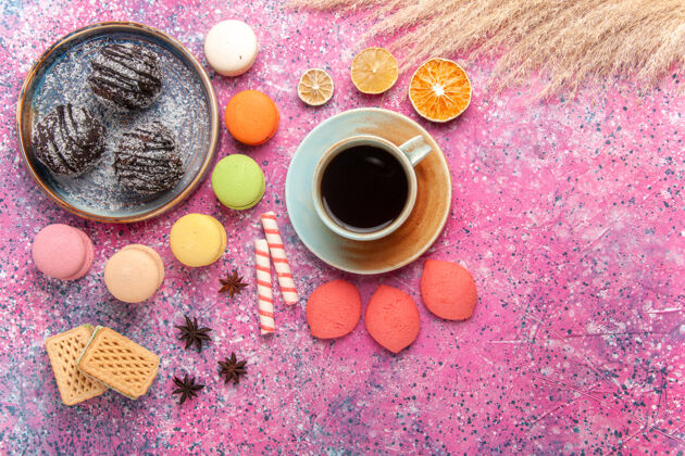 咖啡浅粉色巧克力蛋糕配法式马卡龙饼干糖果茶