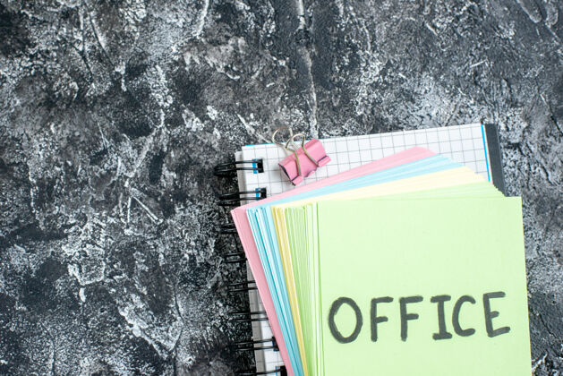 办公室顶视图办公室书面说明彩色贴纸和灰色背景上的抄本彩色业务顶部