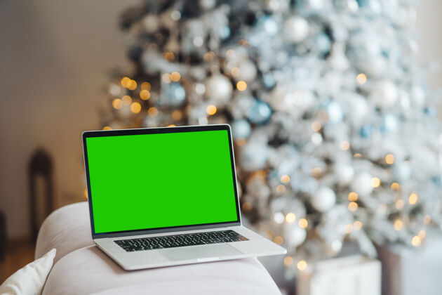 网络空间笔记本电脑与绿色屏幕铬接近圣诞装饰在线舒适室内