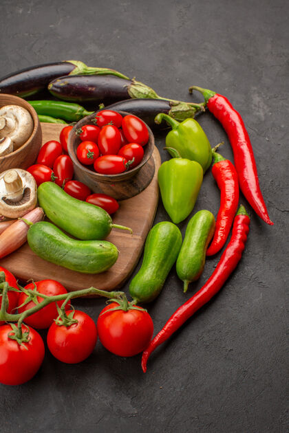 健康前视图新鲜蔬菜组成的灰色桌子上新鲜沙拉成熟的颜色素食新鲜蔬菜辣椒