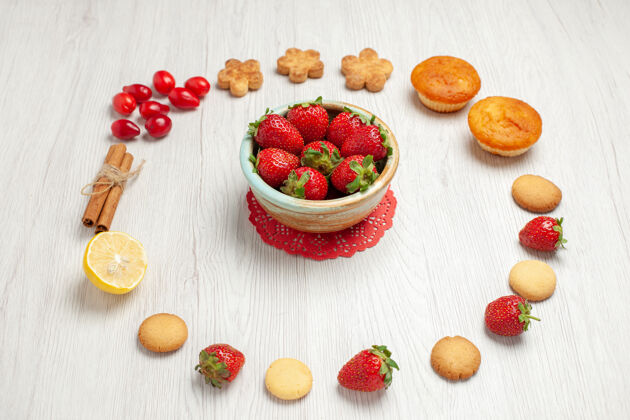 健康正面图白色桌面上有新鲜水果的小饼干饼干饼干甜茶可食用水果浆果甜点