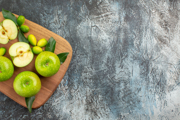 新鲜顶部特写查看苹果绿色苹果柑橘类水果与树叶的董事会健康叶农产品