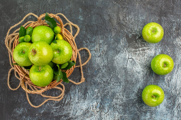 食品从远处俯瞰苹果绳一篮子苹果和树叶放在桌上柑橘健康叶子