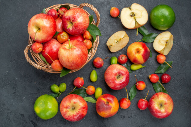 浆果从远处俯瞰篮子里的水果桌上不同的水果和浆果多汁桃不同