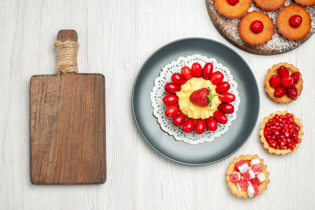 早餐白色桌子上有奶油蛋糕和水果健康小奶油蛋糕水果