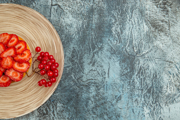 蔓越莓在黑暗的桌子上俯瞰美味的草莓蛋糕和红色浆果派水果新鲜