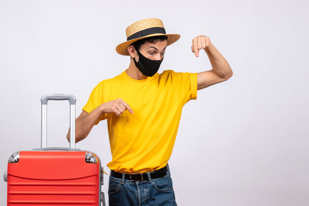 T恤正面图：穿着黄色t恤和红色手提箱的男性游客工人建筑工作